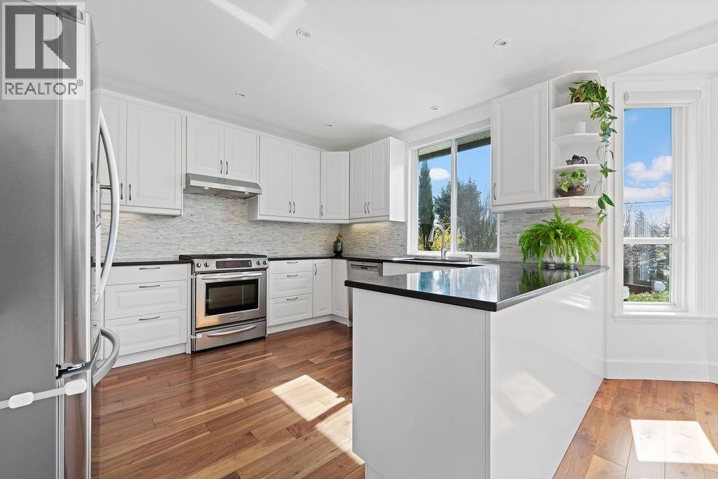 1075 ADDERLEY STREET, North Vancouver
