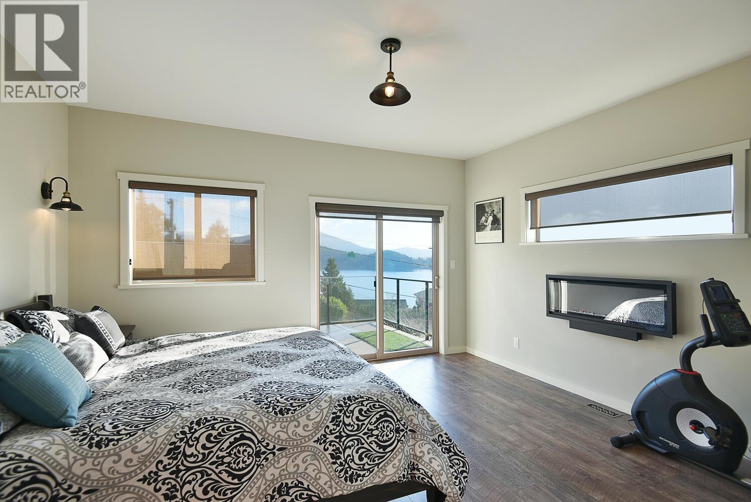 659-661 GIBSONS WAY, Gibsons