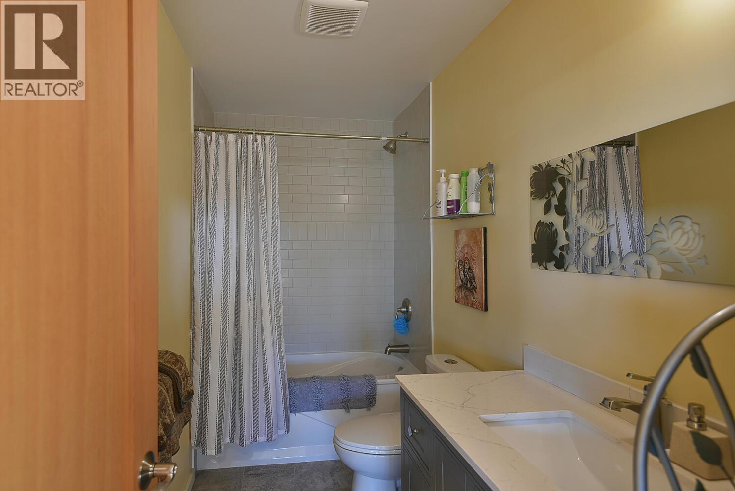 659-661 GIBSONS WAY, Gibsons
