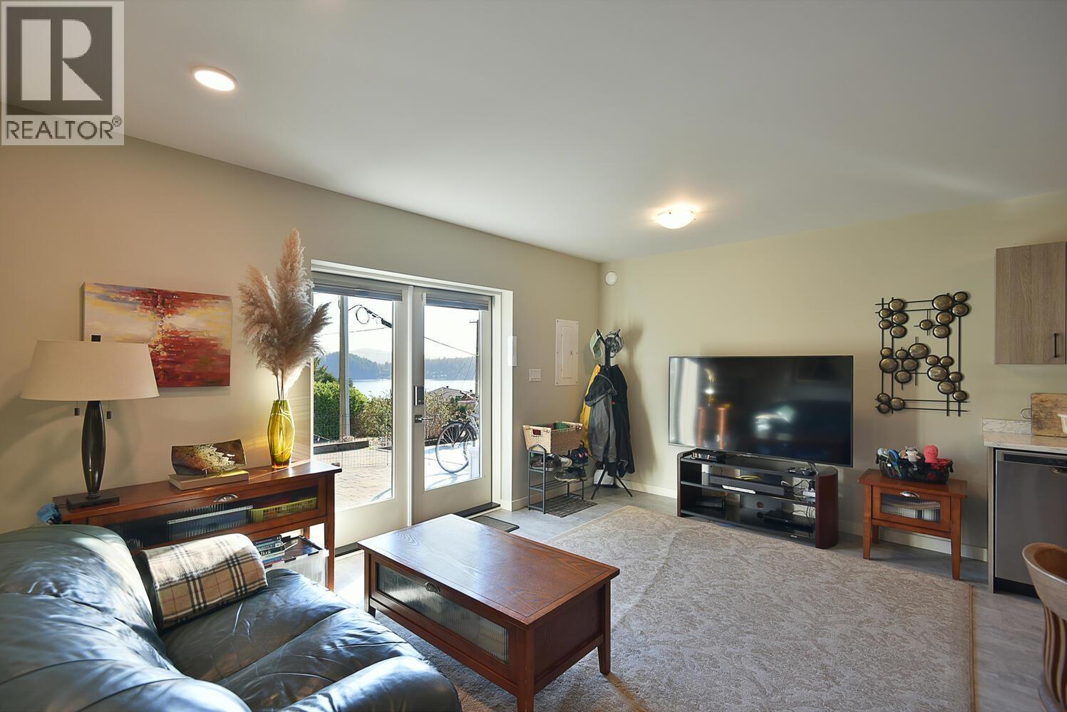 659-661 GIBSONS WAY, Gibsons