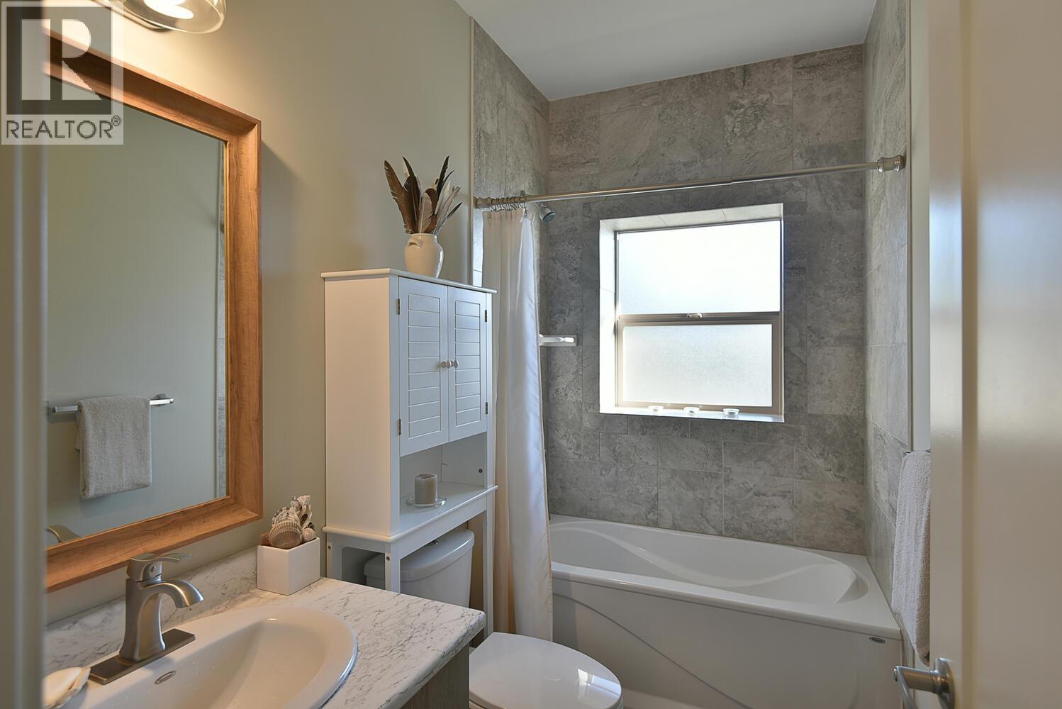 659-661 GIBSONS WAY, Gibsons