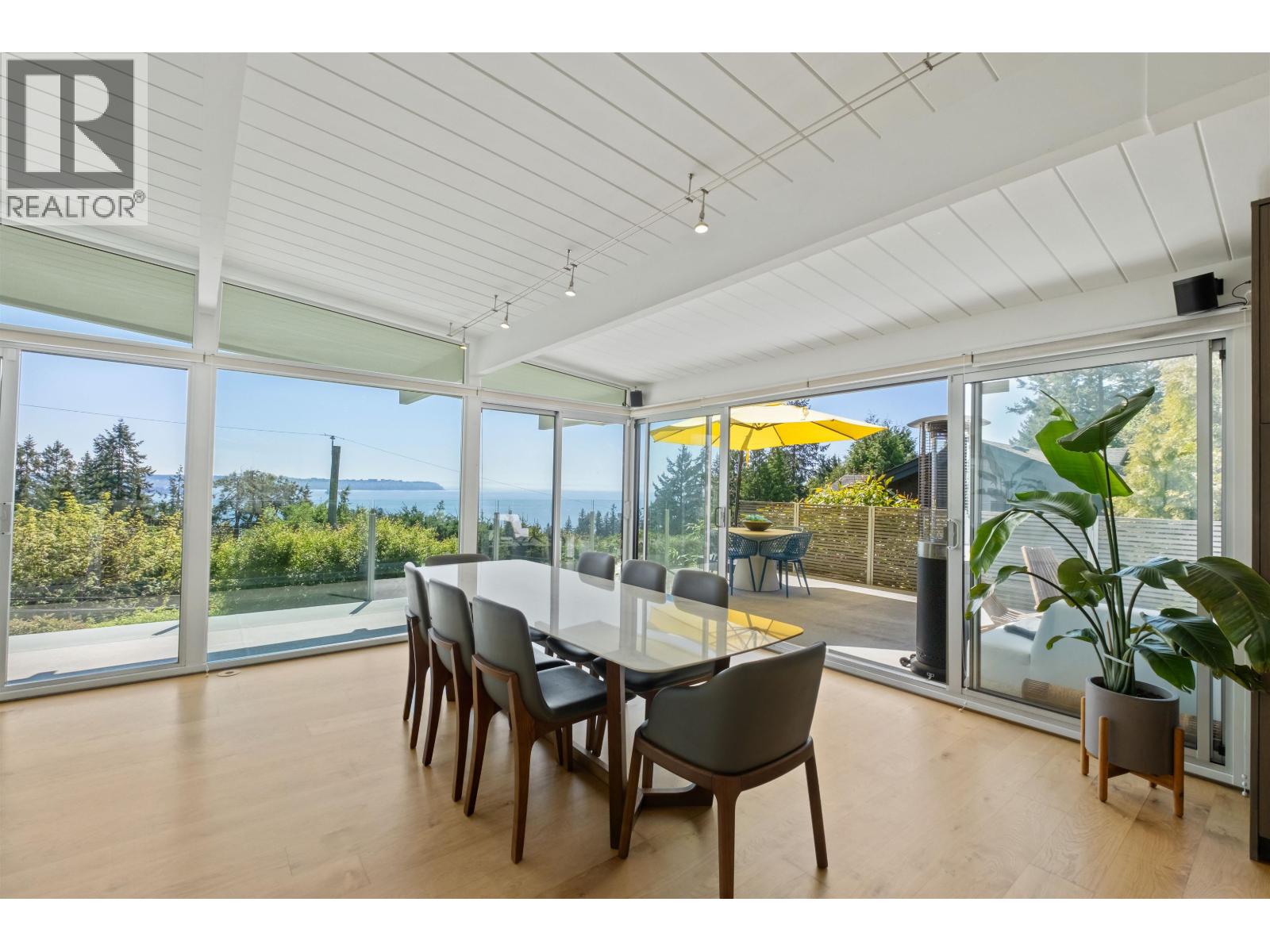 Photo 4 of 4045 Bayridge Avenue, West Vancouver BC