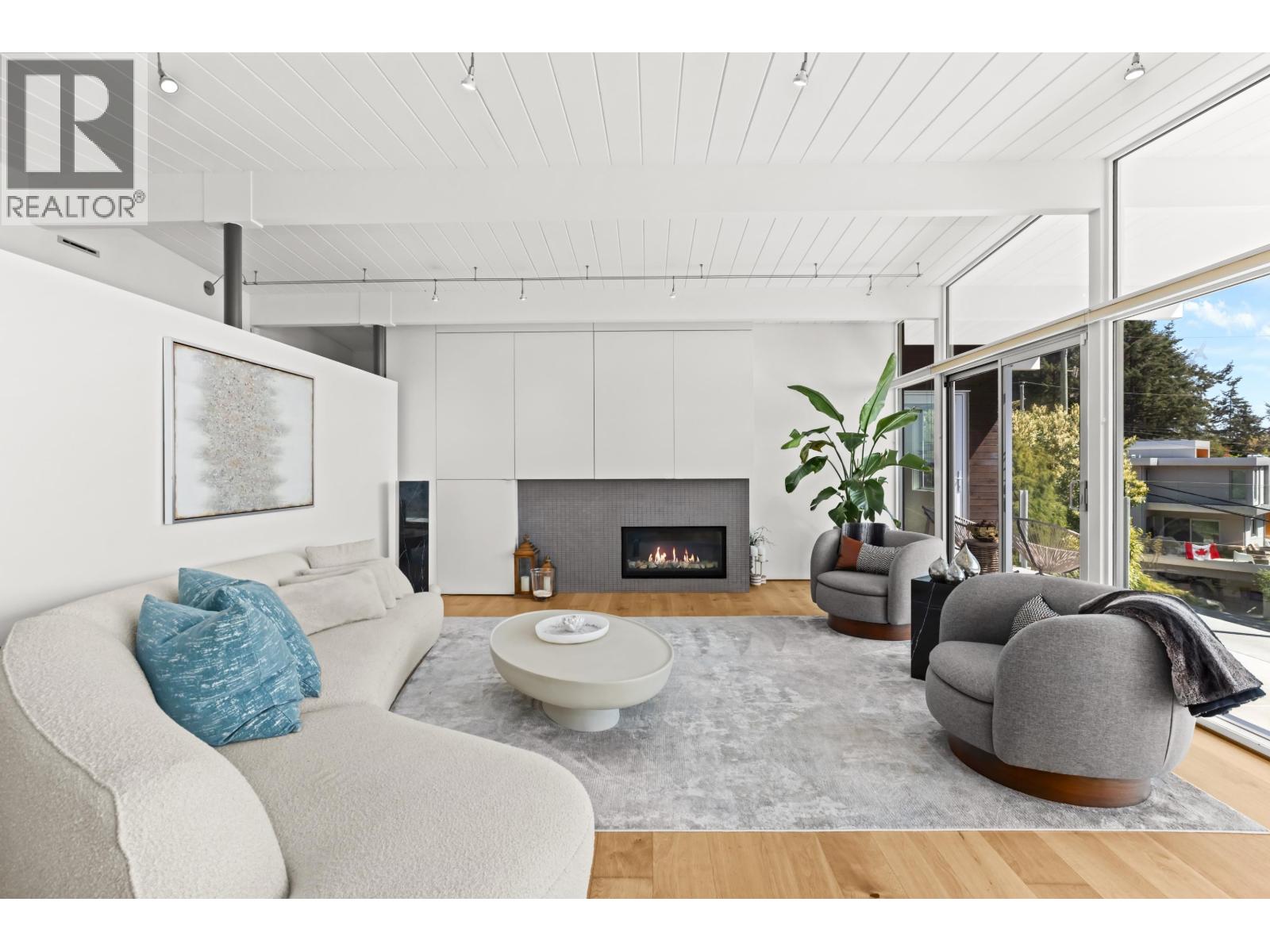 Photo 12 of 4045 Bayridge Avenue, West Vancouver BC