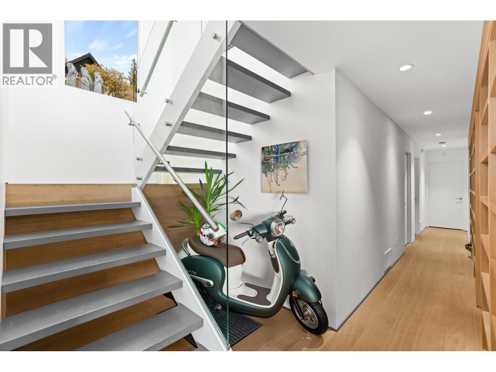 Photo 8 of 4045 Bayridge Avenue, West Vancouver BC