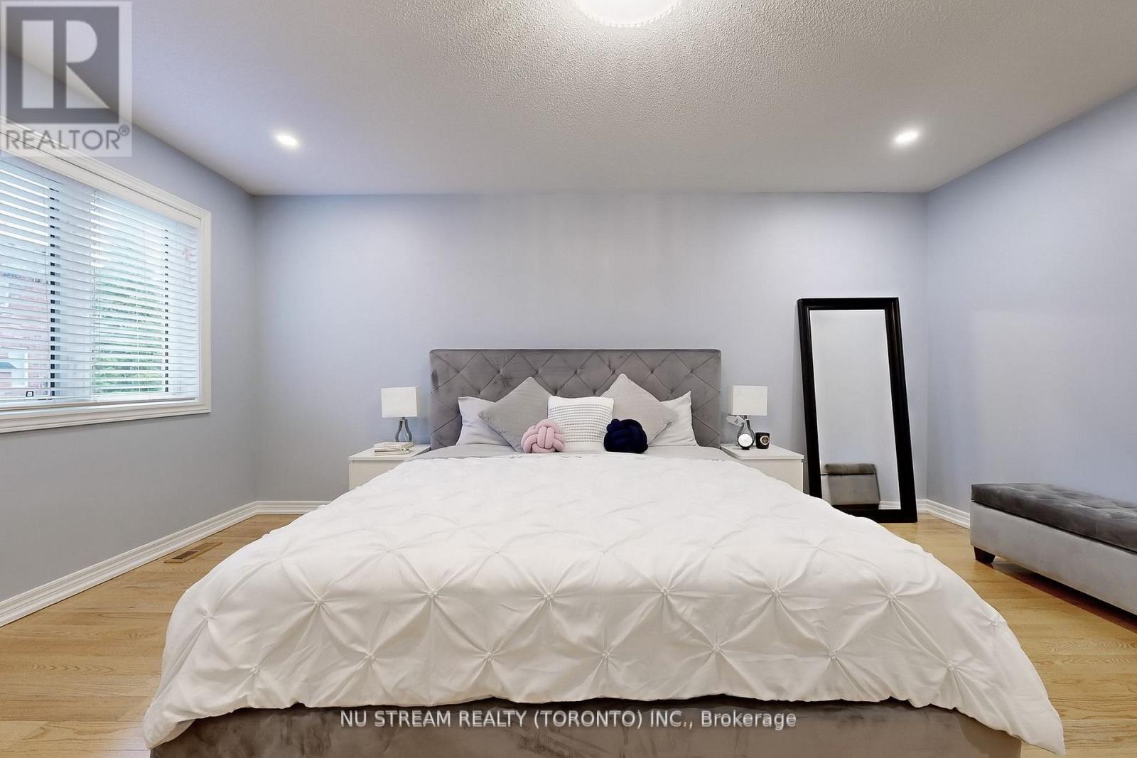 Photo 24 of 52 Idyllwood Avenue, Richmond Hill ON