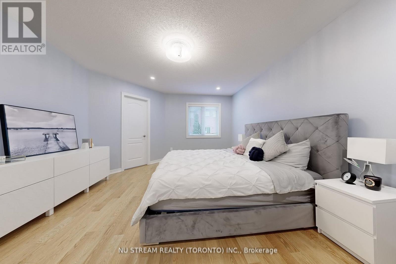 Photo 9 of 52 Idyllwood Avenue, Richmond Hill ON