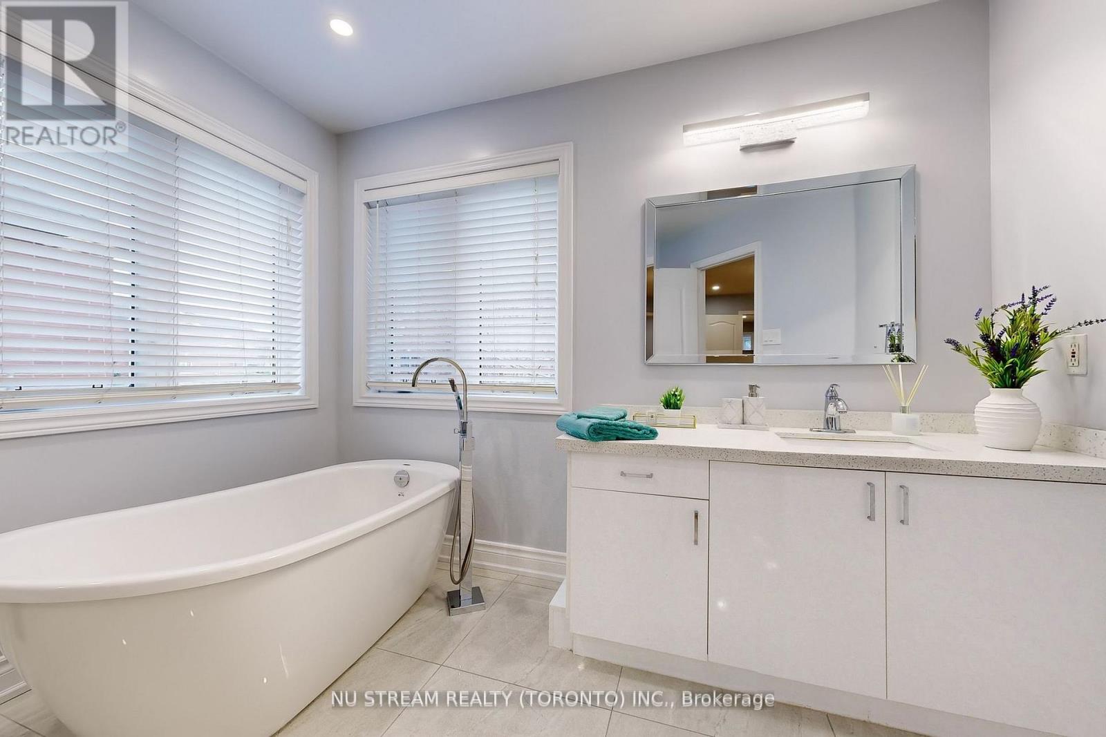 Photo 25 of 52 Idyllwood Avenue, Richmond Hill ON