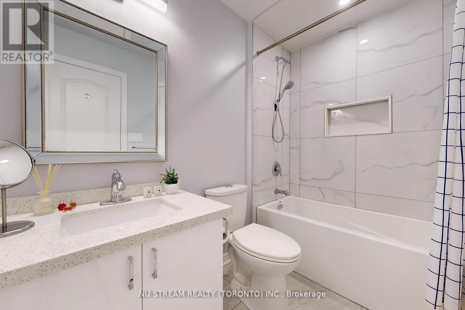 Photo 2 of 52 Idyllwood Avenue, Richmond Hill ON