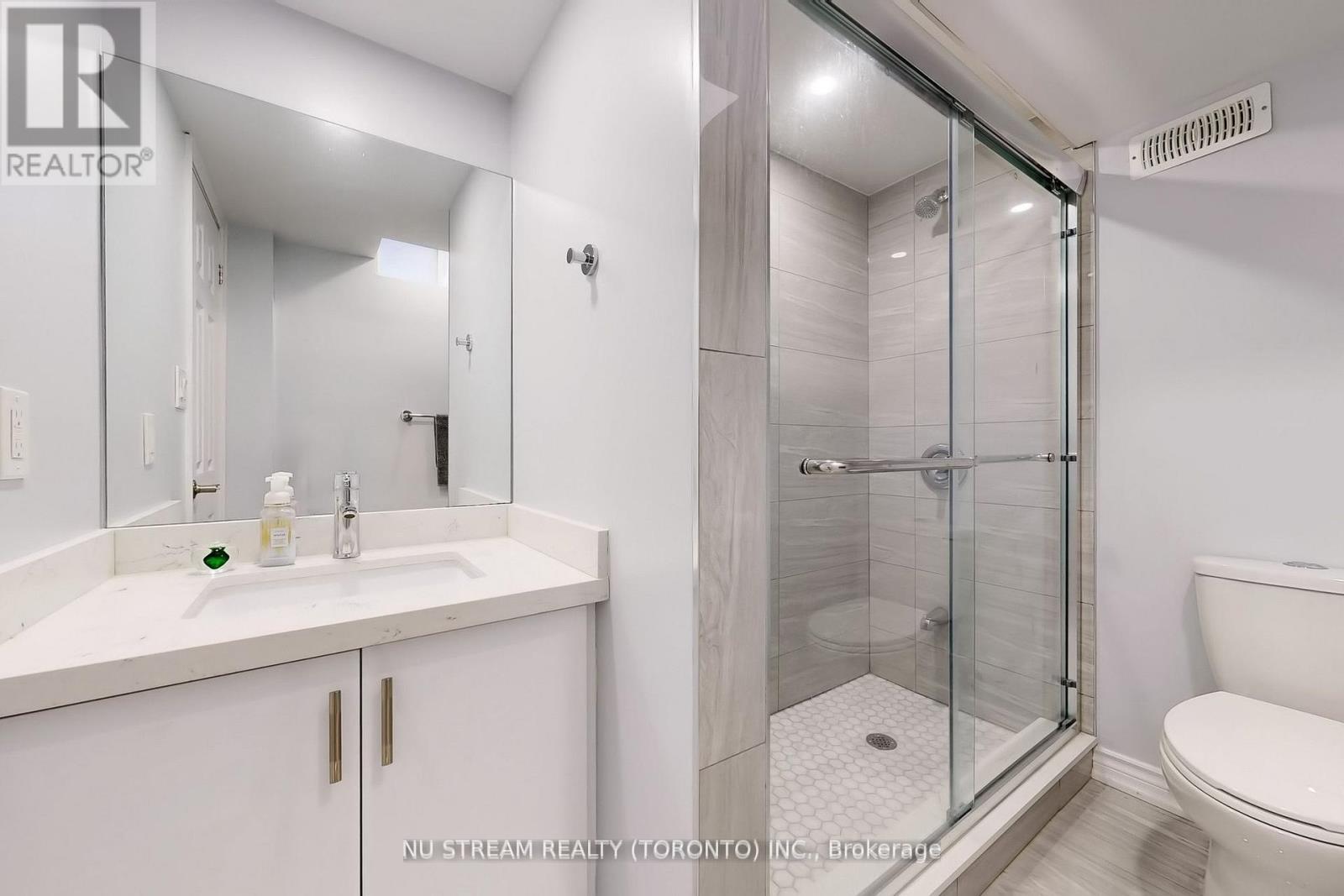 Photo 12 of 52 Idyllwood Avenue, Richmond Hill ON