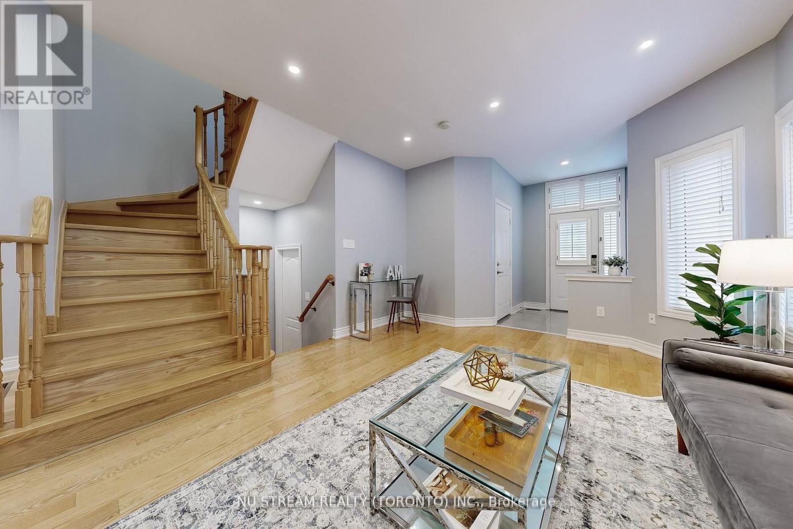 Photo 4 of 52 Idyllwood Avenue, Richmond Hill ON