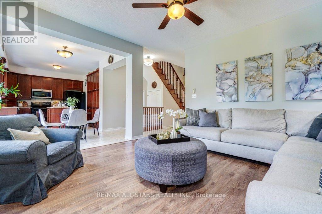 Photo 2 of 54 Cosmos Avenue, Uxbridge ON