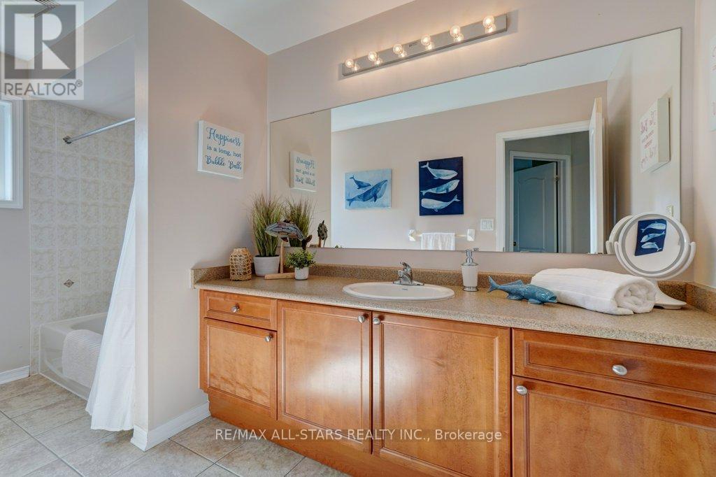 Photo 33 of 54 Cosmos Avenue, Uxbridge ON