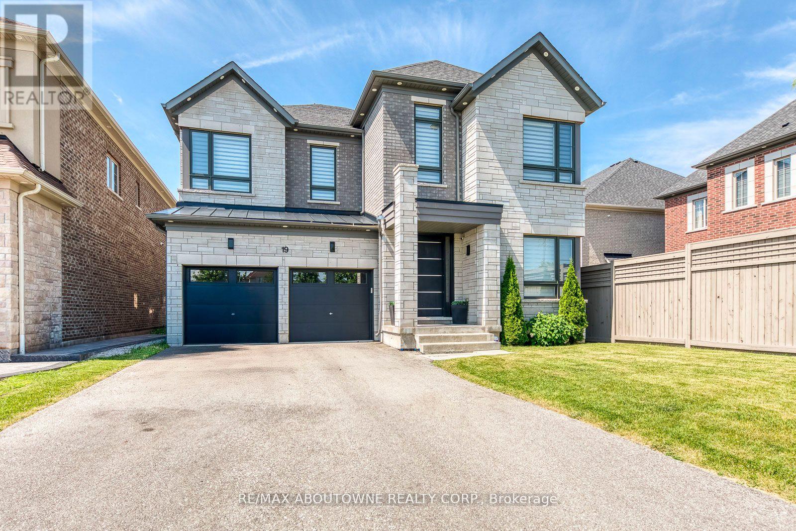 Photo 37 of 19 Raindrop Terrace, Brampton ON