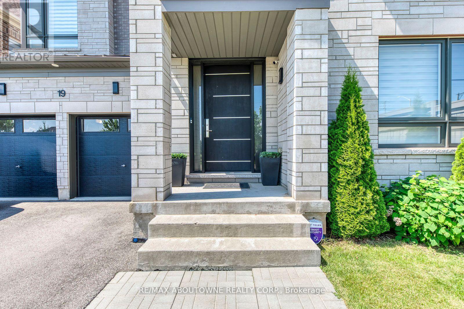 Photo 11 of 19 Raindrop Terrace, Brampton ON