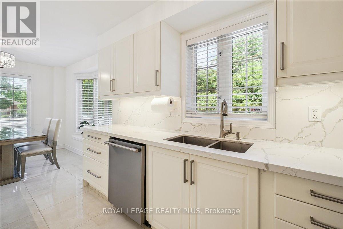Photo 16 of 221 7360 Zinnia Place, Mississauga ON