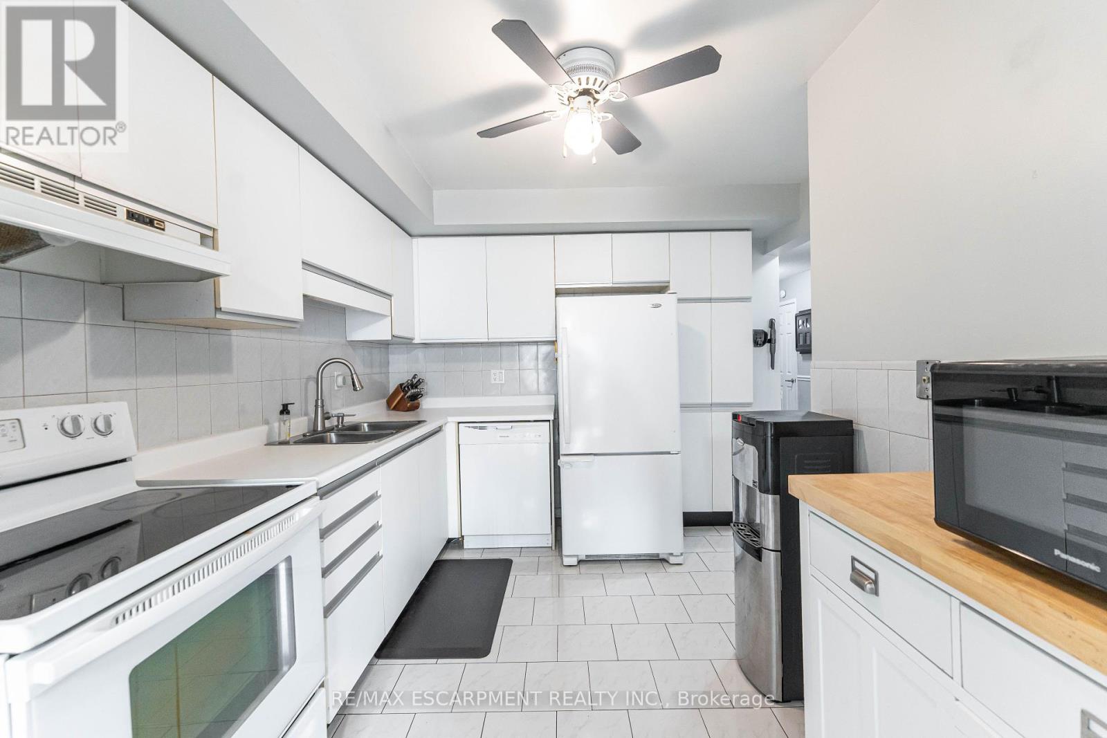 Photo 5 of 55 1 Royalwood Court, Hamilton ON
