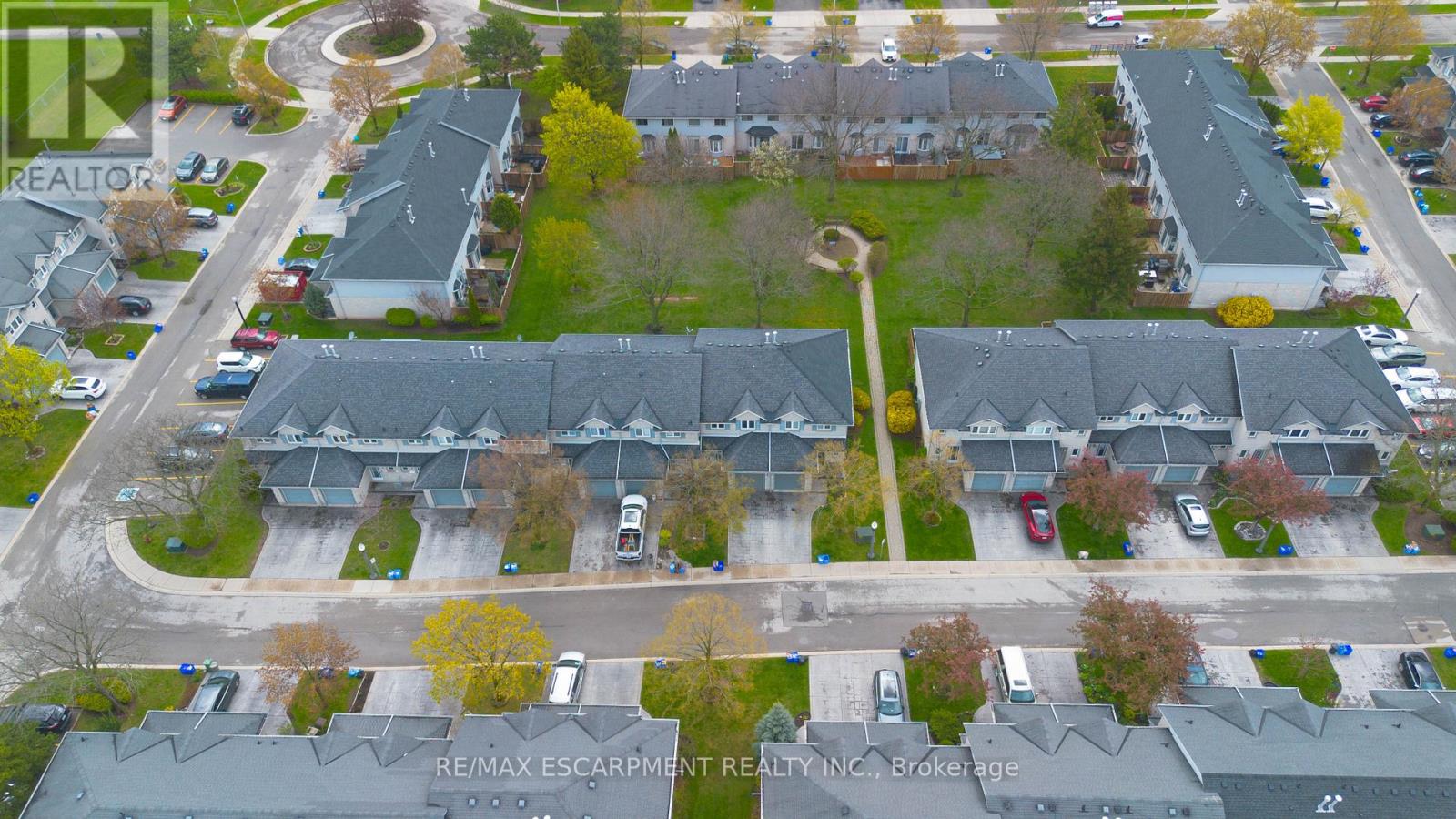 Photo 8 of 55 1 Royalwood Court, Hamilton ON