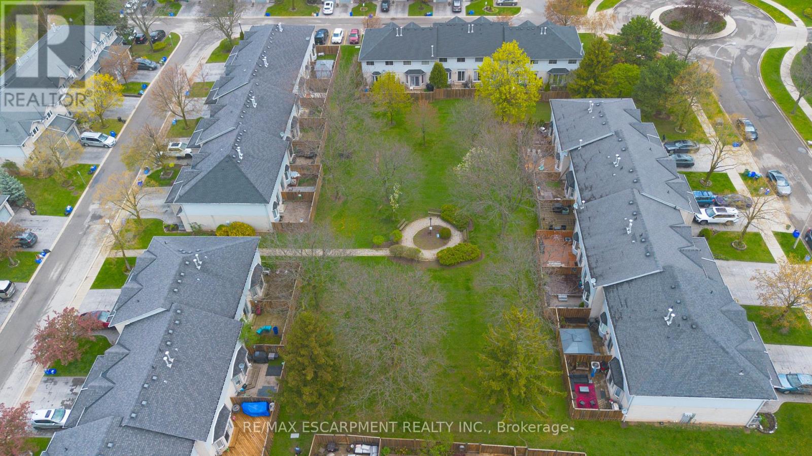 Photo 17 of 55 1 Royalwood Court, Hamilton ON