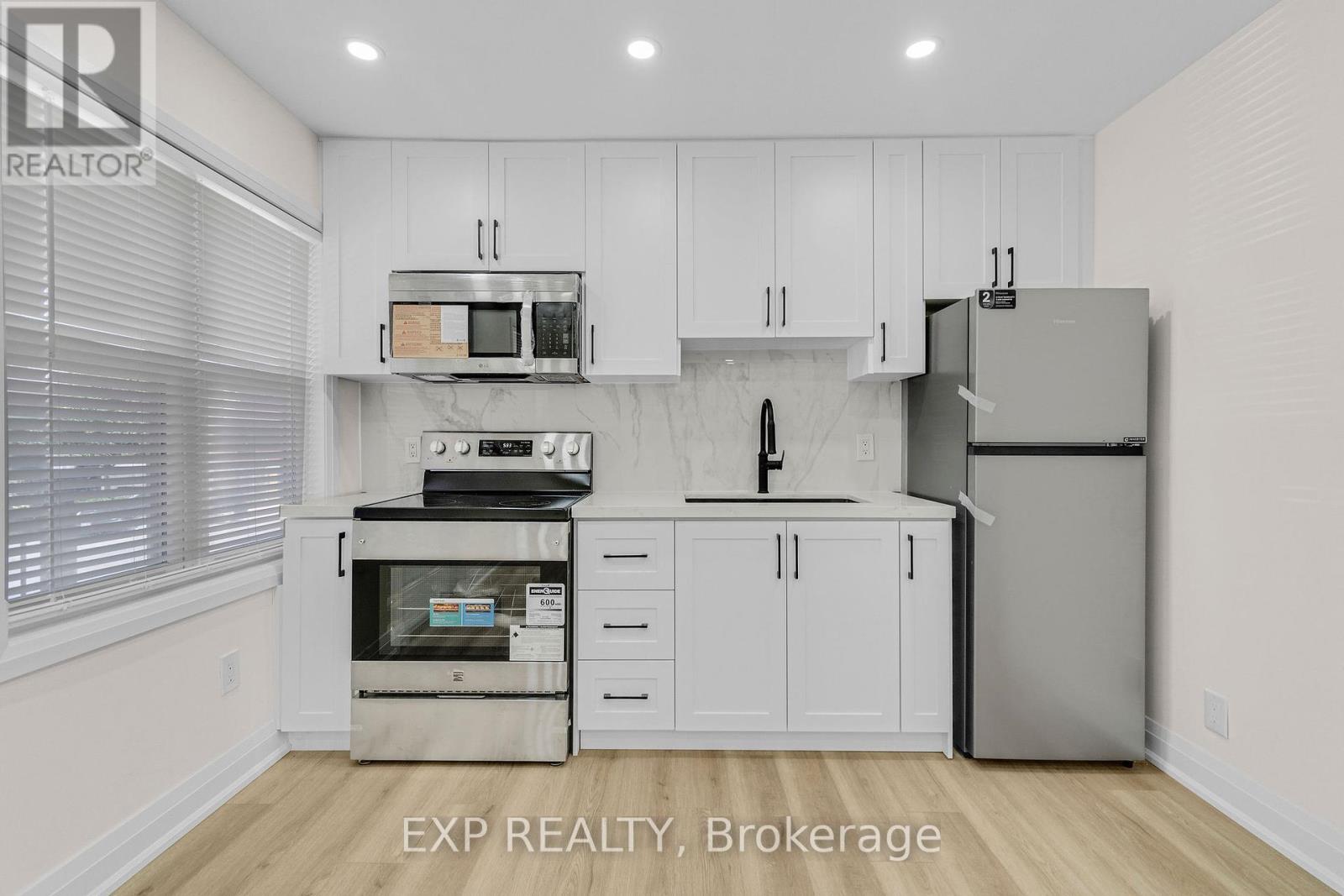 Photo 19 of 182 Beach Road, Hamilton ON