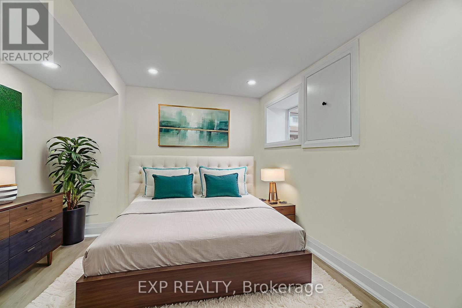 Photo 15 of 182 Beach Road, Hamilton ON