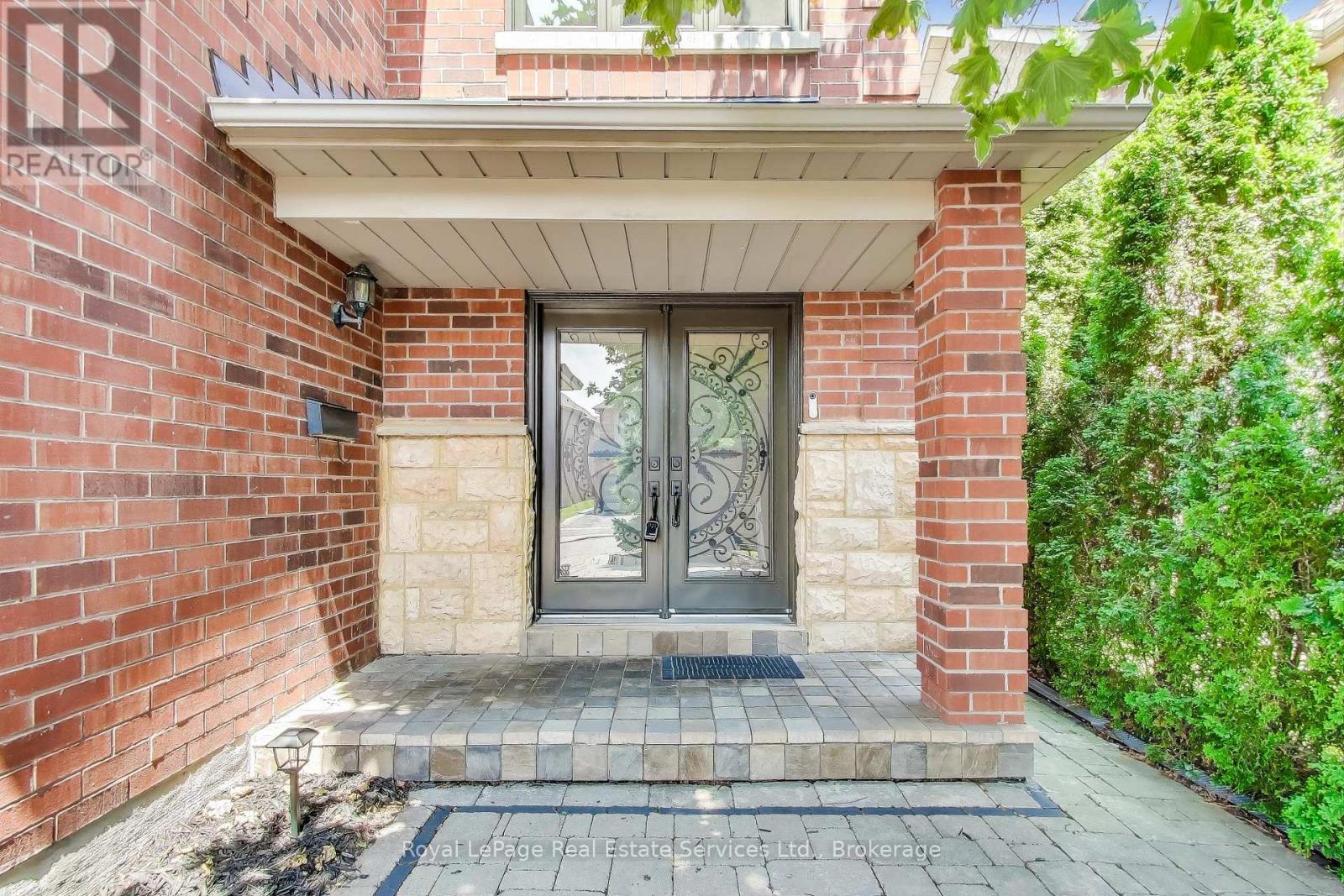 Photo 2 of 2253 Glenfield Road, Oakville ON