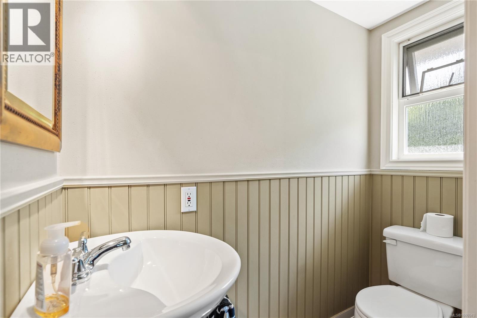Photo 13 of 1576 Prairie St, Saanich BC