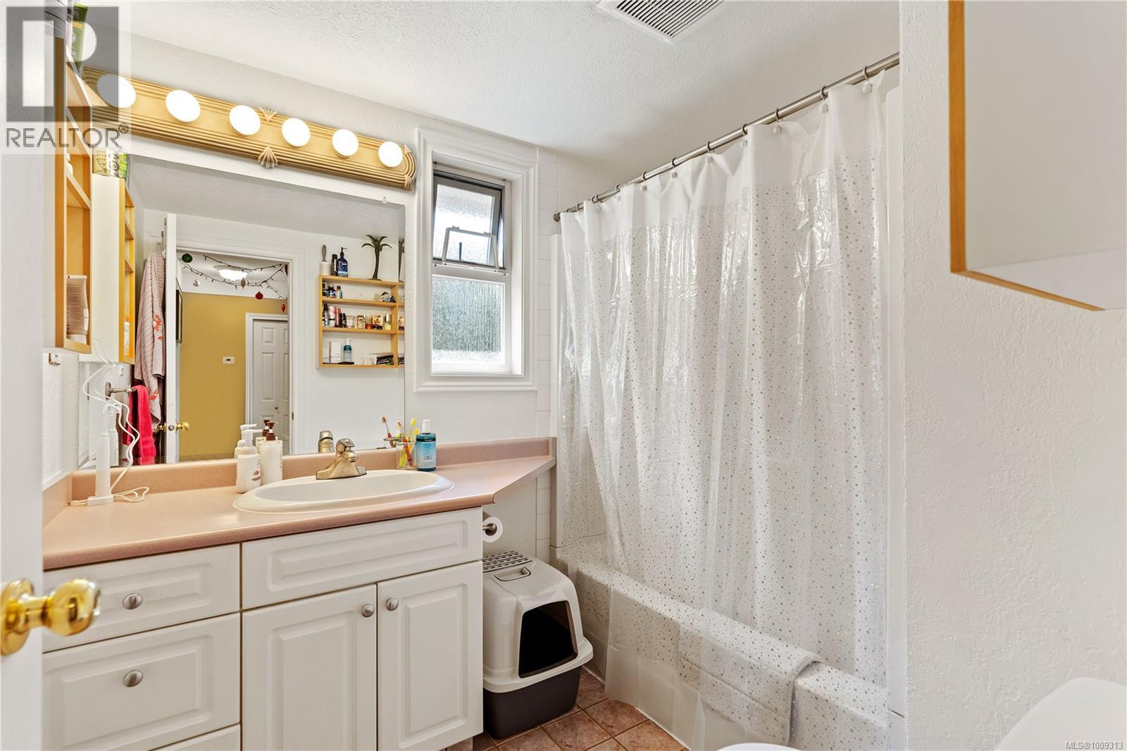 Photo 24 of 1576 Prairie St, Saanich BC