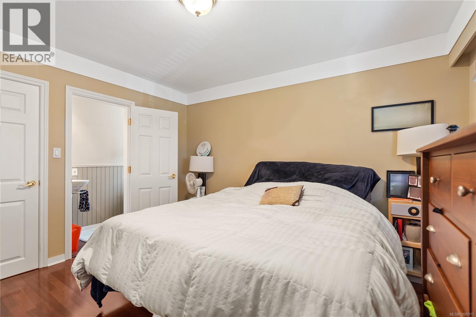 Photo 11 of 1576 Prairie St, Saanich BC