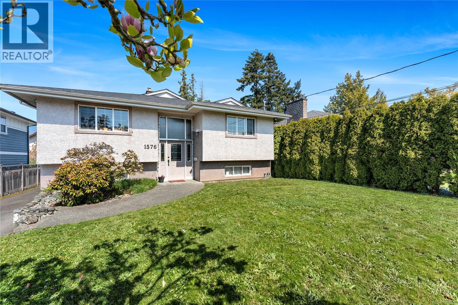 Photo 28 of 1576 Prairie St, Saanich BC