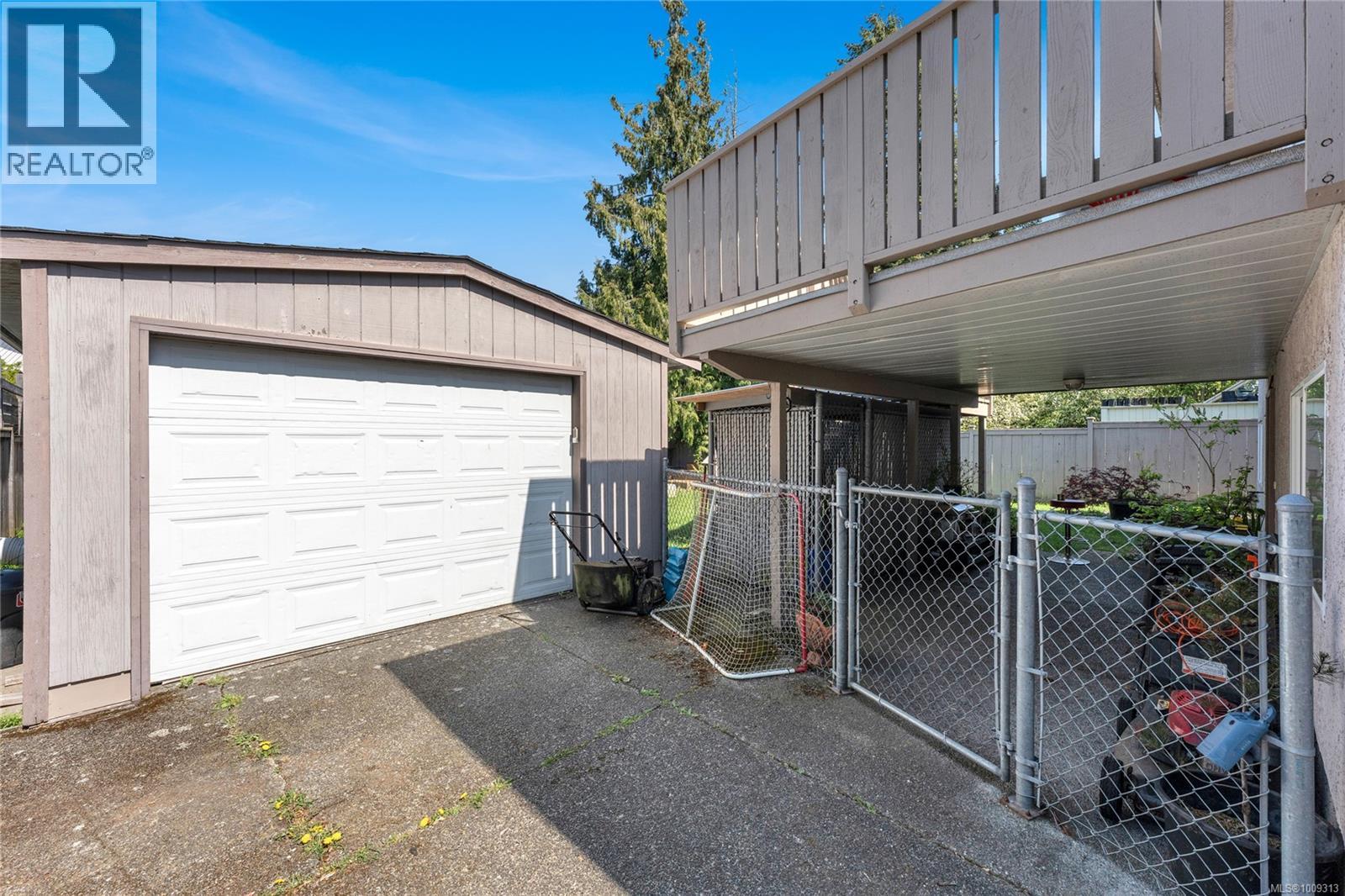 Photo 12 of 1576 Prairie St, Saanich BC