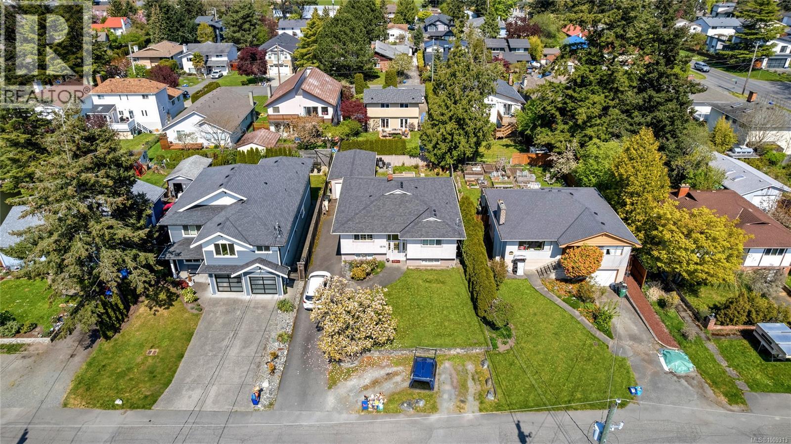 Photo 15 of 1576 Prairie St, Saanich BC
