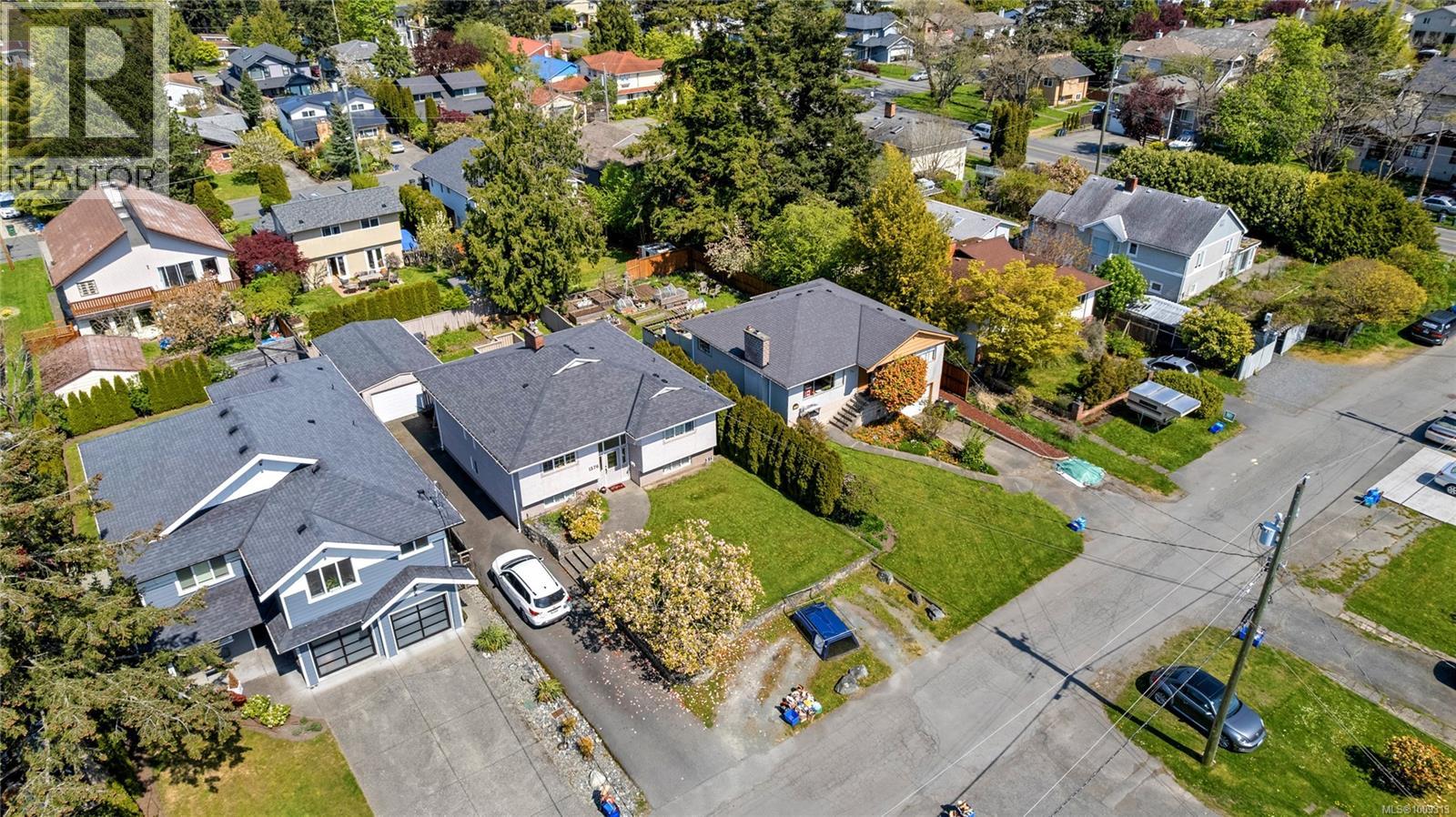 Photo 27 of 1576 Prairie St, Saanich BC