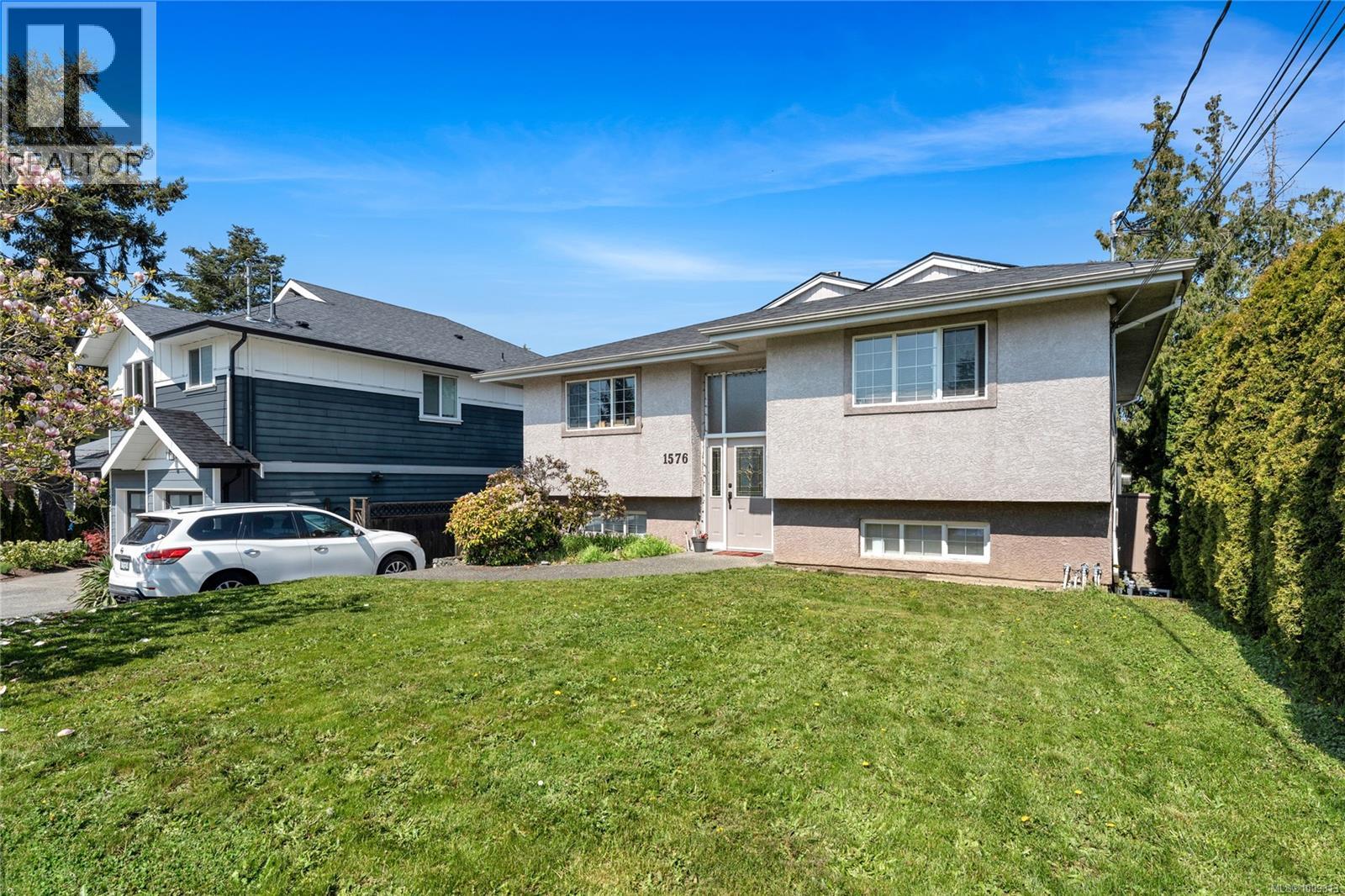 Photo 9 of 1576 Prairie St, Saanich BC