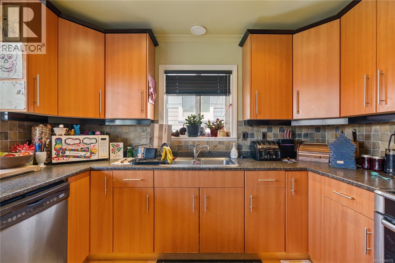 Photo 23 of 1576 Prairie St, Saanich BC