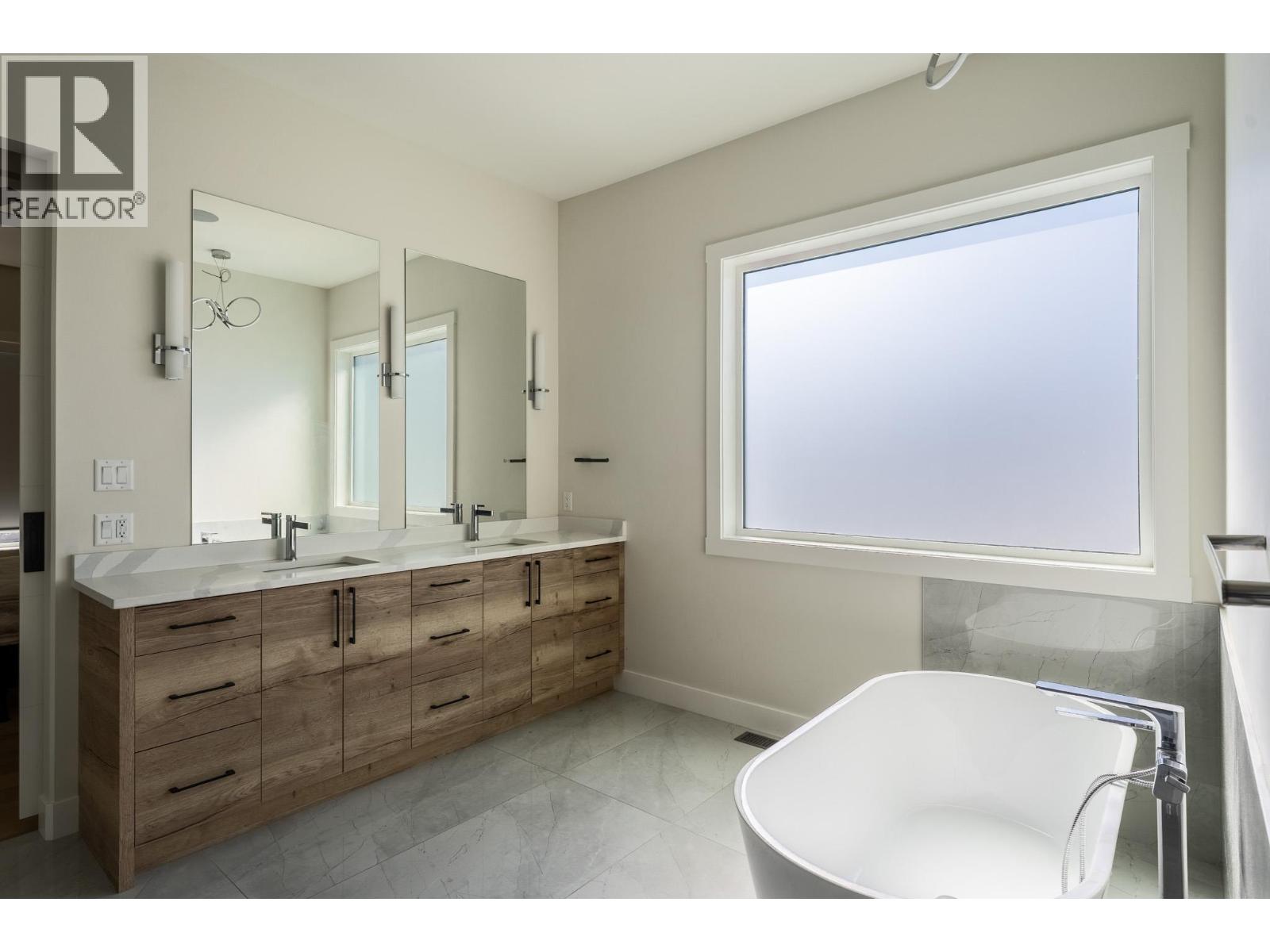  873 Royal Troon Lane, Kelowna