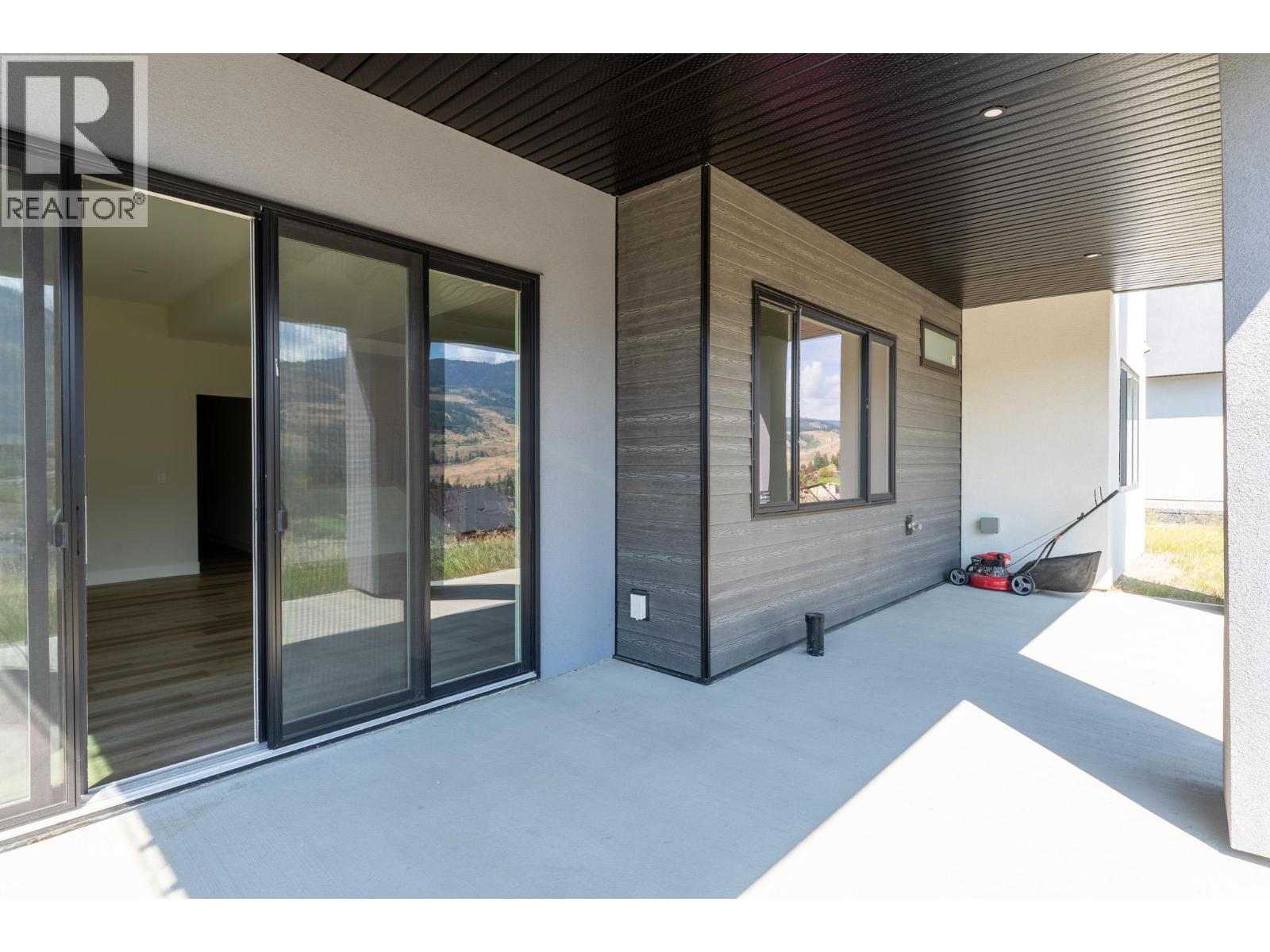 873 Royal Troon Lane, Kelowna