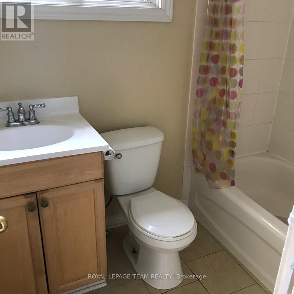 Photo 6 of 196 198 Ivy Crescent, Ottawa ON