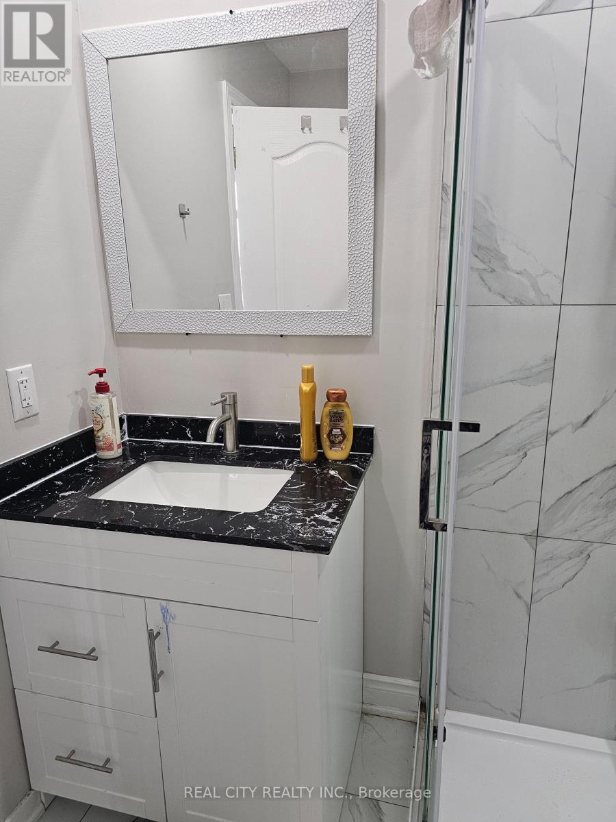 Photo 2 of 132 Sunset Way, Thorold ON