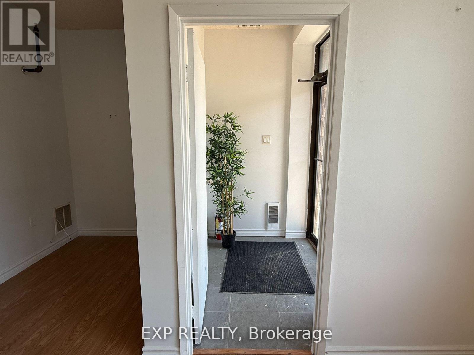 Photo 16 of 19 1225 Gorham Street, Newmarket ON