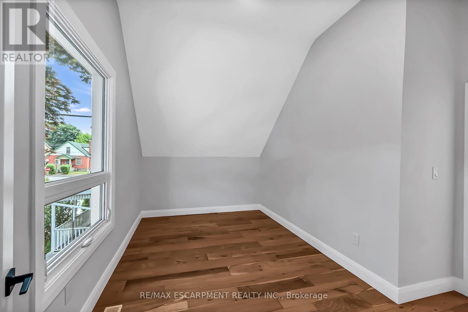 Photo 21 of 193 Glendale Avenue N, Hamilton ON