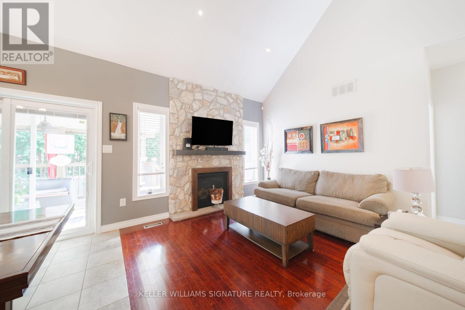 Photo 10 of 17 31 Book Road, Grimsby ON