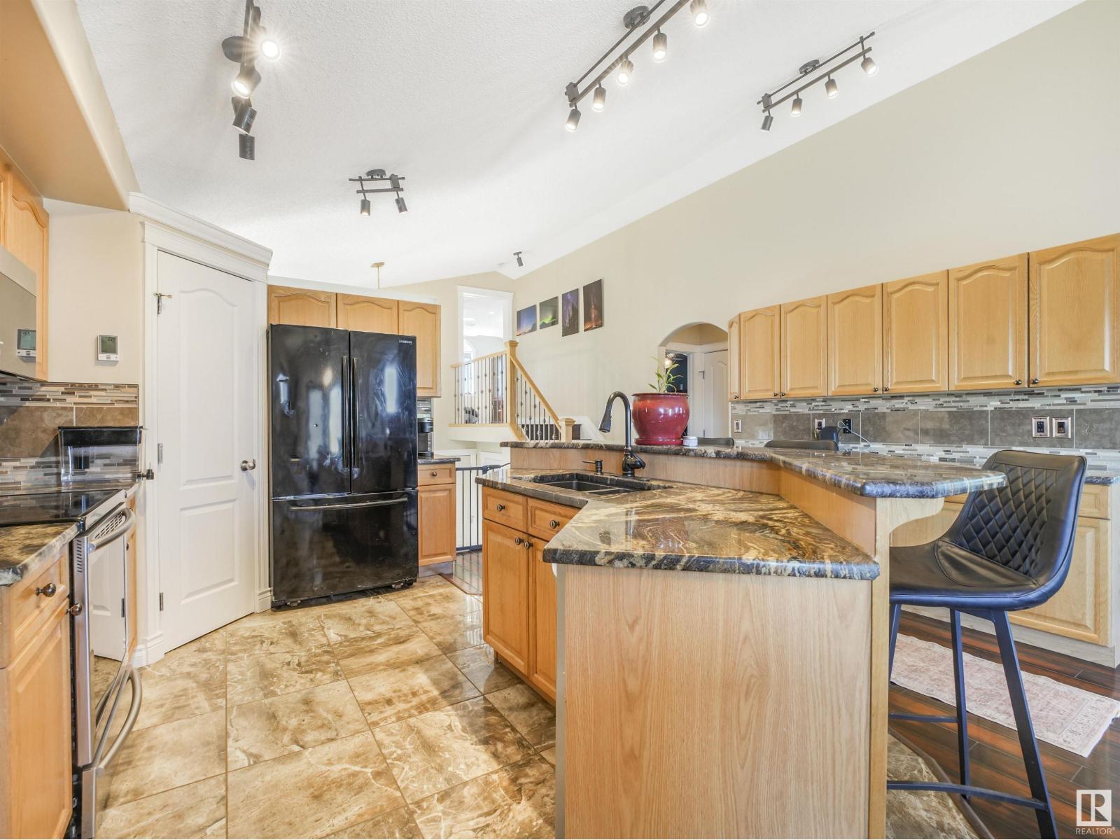 Photo 10 of 4832 157 Av Nw, Edmonton AB