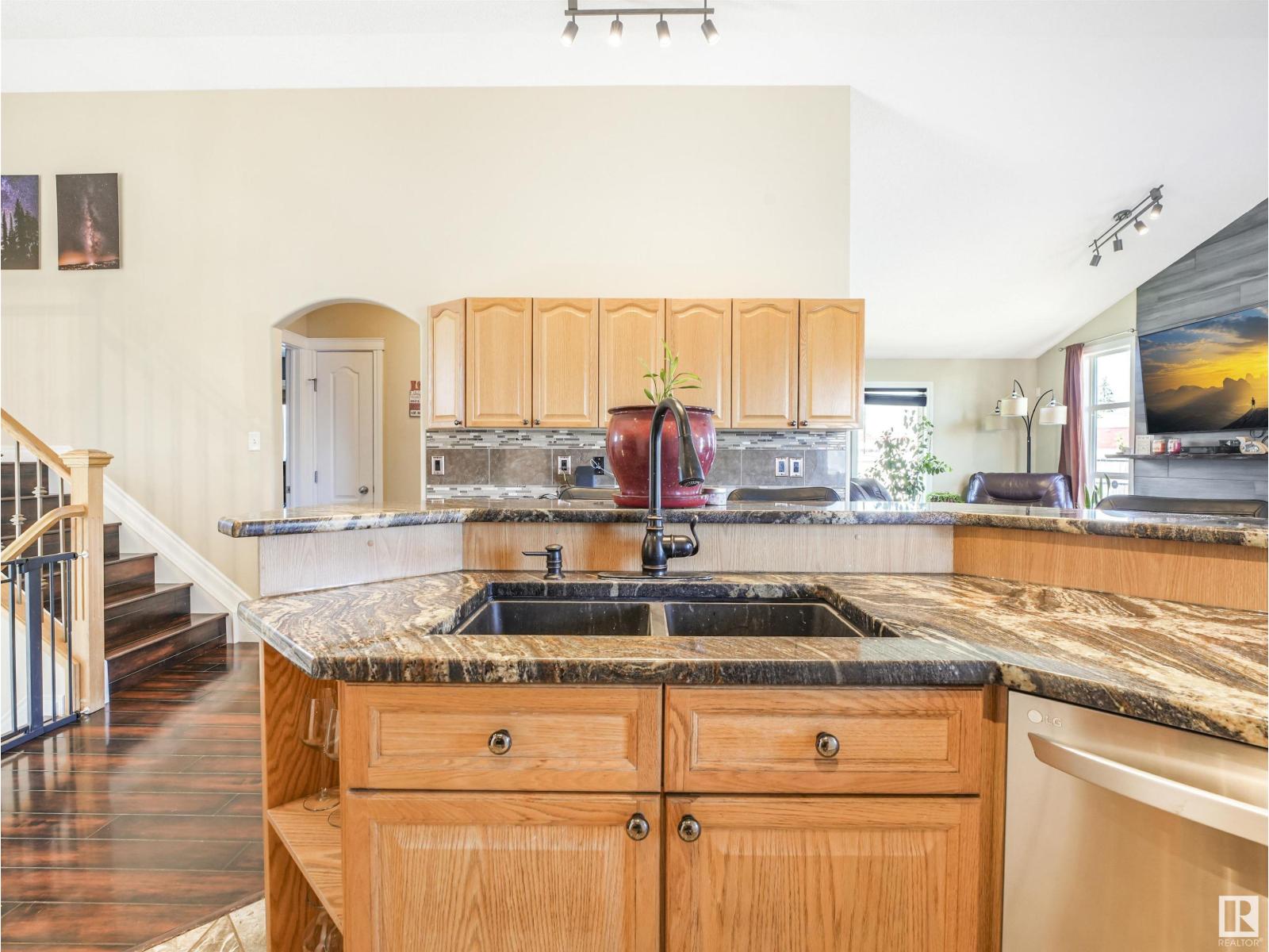 Photo 11 of 4832 157 Av Nw, Edmonton AB