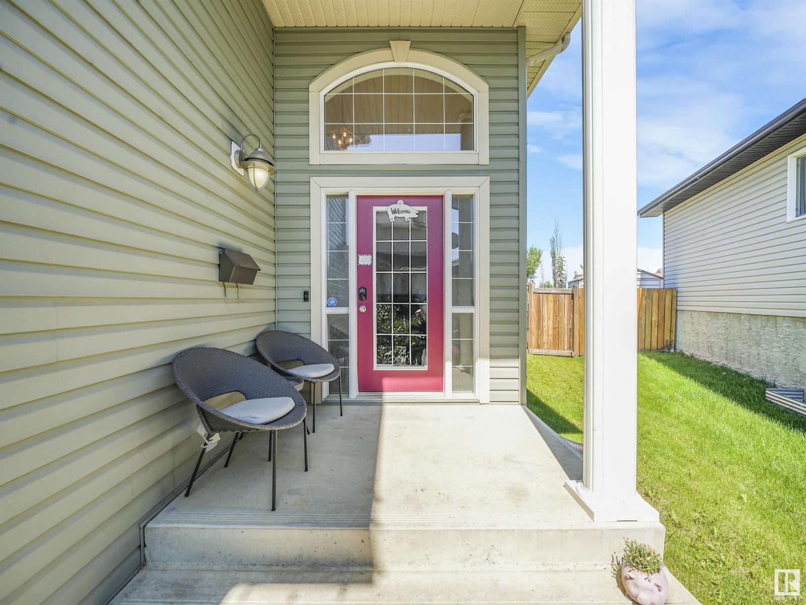 Photo 5 of 4832 157 Av Nw, Edmonton AB