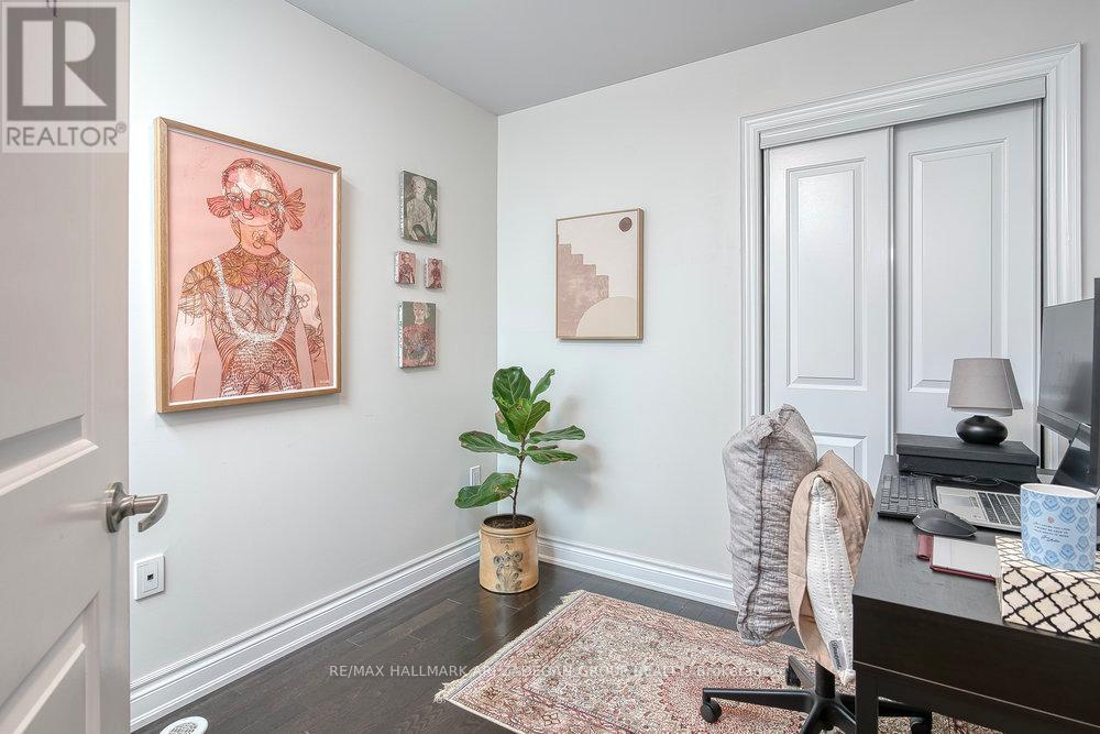 Photo 17 of 31 Hargrave Lane, Toronto ON