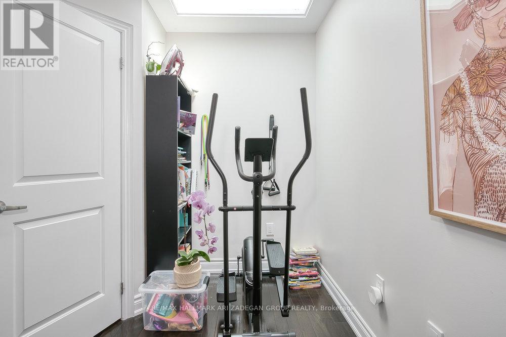 Photo 11 of 31 Hargrave Lane, Toronto ON