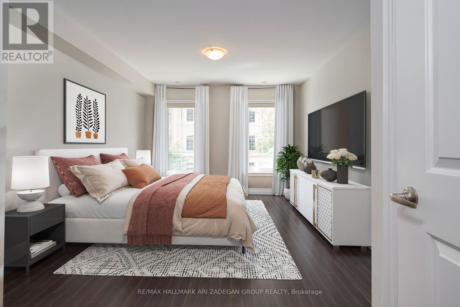 Photo 3 of 31 Hargrave Lane, Toronto ON