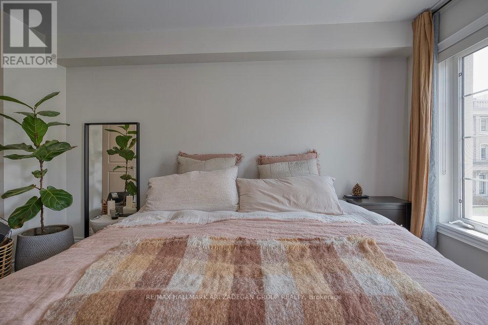 Photo 13 of 31 Hargrave Lane, Toronto ON
