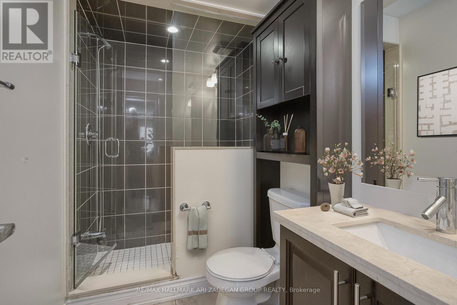 Photo 8 of 31 Hargrave Lane, Toronto ON
