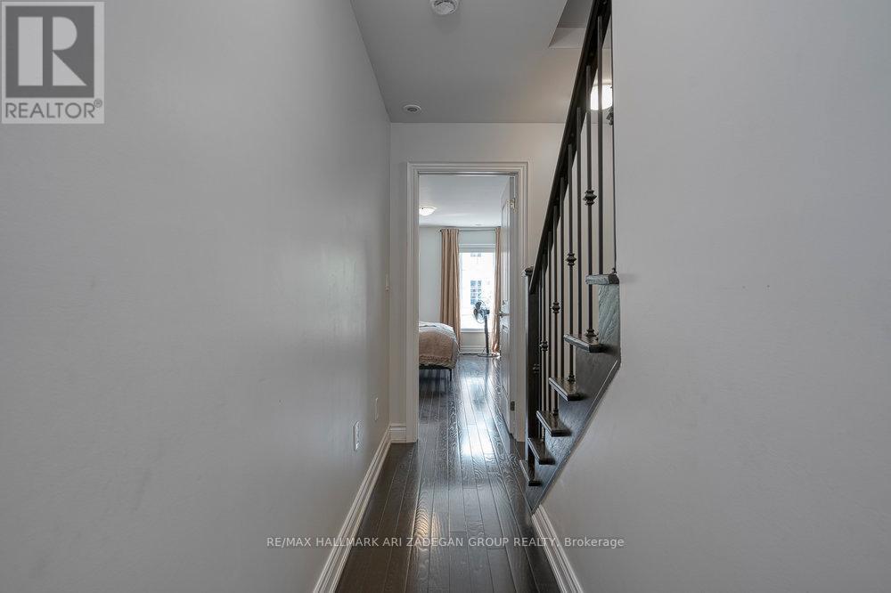 Photo 14 of 31 Hargrave Lane, Toronto ON